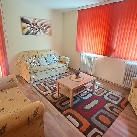 Centre Walnuts Apartment