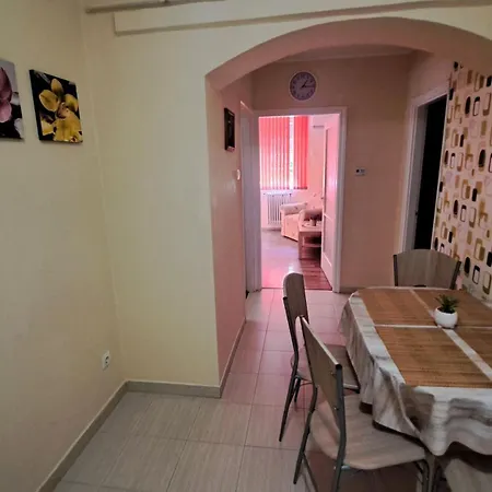 Centre Walnuts Apartment *